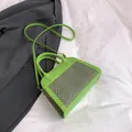 Borsa a mano verde con motivo a spina di pesce, tracolla e dettagli dorati - Verde