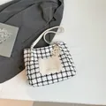 Shopper mit Hahnentrittmuster, weißer Ledertasche und niedlichem Katzenanhänger-Anhänger - Weiß