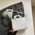 Bolso bandolera acolchado blanco con asa superior y detalles dorados en estilo minimalista - Blanco