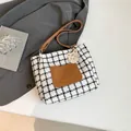 Große Houndstooth-Tasche mit braunem Kunstleder-Besatz und schickem Katzen-Anhänger - Braun