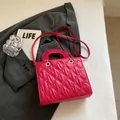 Elegante bolso bandolera acolchado rojo rosa con herrajes dorados y asa superior - Burdeos