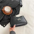 Bolso de hombro negro con patrón de cocodrilo, lazo dorado y correa de hombro fija - Negro