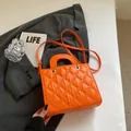 Bolso acolchado naranja vibrante con correa bandolera y diseño clásico de rombos - Naranja