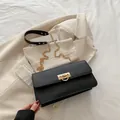 Petit sac carré noir minimaliste avec boucle en métal doré et bandoulière en chaîne - Noir
