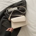 Bolso de hombro minimalista blanco crema con herrajes dorados y letras de moda - Blanco
