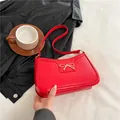 Bolso de hombro rojo con efecto cocodrilo, lazo dorado y correa fina de cuero - Rojo