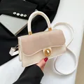 Weiße strukturierte Handtasche mit beige gewebter Klappe und goldenem Metallverschluss - Weiß