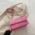 Petit sac carré rose en cuir PU avec fermoir doré et bandoulière chaîne sur veste - Rose rosé