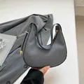Minimalistische graue Halbmond-Schultertasche mit Stoffstruktur und Goldreißverschluss - Schwarz
