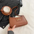 Bolso baguette marrón de piel sintética con patrón de cocodrilo y lazo dorado - Marrón