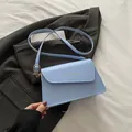 Bolso de hombro rectangular azul cielo con hebilla dorada y correa fina - Azul