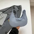 Hellblaue Hobo-Tasche in Halbmondform aus Webstoff mit goldener Schnalle für Damen - Blau