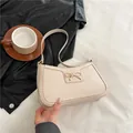 Schicke cremefarbene Unterarmtasche mit Krokodilmuster und elegantem goldenem Bogenmetall - Khaki