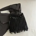 Schicke schwarze Fransenumhängetasche aus strukturiertem Kunstleder mit Goldösen - Schwarz