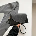 Minimalistische schwarze Dreieckstasche mit Glitzerklappe und weißen Kontrastnähten - Schwarz
