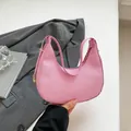 Rosafarbene Halbmond-Tasche mit Webstruktur und goldener Hardware für Damenmode - Rosa