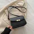 Sac bandoulière minimaliste en cuir noir avec fermoir doré et bandoulière réglable - Noir