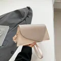Schicke beige Trapez-Umhängetasche mit schimmernden Strasssteinen und goldener Hardware - Weiß