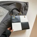 Minimalistische schwarz-weiße Tragetasche mit Goldkette und Ringverzierung - Schwarz