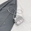 Mini zilveren crossbodytas met grote strik en rode stippen voor een hippe look - Zilver