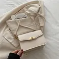 Petit sac carré beige minimaliste avec fermoir doré et bandoulière fine en cuir mat - Blanc
