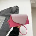 Rosafarbene Trapez-Umhängetasche mit schimmernden Pailletten und Golddetails - Rosa