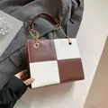 Minimalistischer Rucksack aus PU-Leder in Braun und Off-White mit Metallkette im Karomuster - Braun