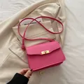 Sac bandoulière rétro magenta rectangulaire avec fermoir pivotant doré et fine lanière - Fuchsia