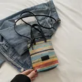 Bunte gestreifte Mini-Webtasche mit schwarzen Lederriemen und modischem Etikett - Schwarz