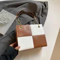 Quadratische Tasche aus braun-weißem Schachbrettleder mit goldener Metallkette - Braun