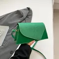 Grüne Umhängetasche aus Leder mit Glitzerklappe und kontrastierenden weißen Nähten - Grün