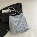 Hellblaue Umhängetasche mit trendigen Fransen und metallischen Ringdetails - Blau