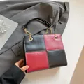 Schicke quadratische Handtasche in Schwarz-Rot mit Kontrastnaht und goldener Kette - Schwarz und Rot