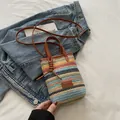 Bunte gestreifte gewebte Umhängetasche mit Lederriemen und modischem Label-Detail - Braun