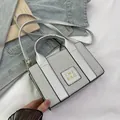 Sac à bandoulière carré texturé gris argenté avec poignées métalliques chic - Argent