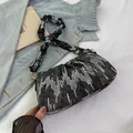 Bolso de hombro denim gris oscuro con lentejuelas plateadas y correa fruncida - Estilo de Rayas de Lentejuelas / Negro