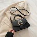 Bolso bandolera negro de piel sintética con textura tejida y hebilla cuadrada dorada - Negro