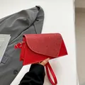 Petit sac bandoulière rouge rétro avec rabat pailleté et finitions dorées élégantes - Rouge