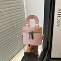 Sac seau cylindrique rose avec base en rotin tressé et double fermeture éclair en cuir - Rose