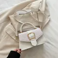 Bolso bandolera marfil elegante con solapa tejida y detalle de hebilla de herradura dorada - Blanco