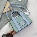 Sac bandoulière bleu clair avec texture tissée et bandoulière réglable - Bleu
