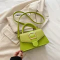 Bolso bandolera verde lima con patrón de cocodrilo y gran hebilla cuadrada dorada - Verde