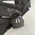 Bolso cubo de tejido gris y negro con cremallera doble y cadena plateada - Negro