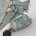 Hellblaue Jeans-Handtasche mit silbernen Pailletten, Wellenmuster und Raffgriff - Blau