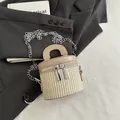 Bolso tipo cubo tejido beige con ribete de cuero liso y cadena plateada - Caqui