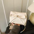 Bolso bandolera blanco crema con lazo grande y cadena decorativa para mujer - Blanco