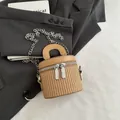 Mini bolso cubo de paja caqui con asa de cuero y correa de cadena plateada - Marrón