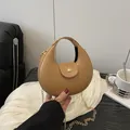 Schicke halbmodförmige Schultertasche aus Kunstleder in Camel mit goldener Kette und Schnalle - Khaki
