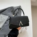 Elegante borsa a mano nera glitterata con chiusura a V argento e tracolla a catena - Nero