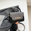 Elegante bolso bandolera bicolor negro y gris con sofisticado cierre de cadena dorada - Estilo Patchwork Negro Gris / Negro